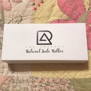 FREE Natural Jade Roller 🥰